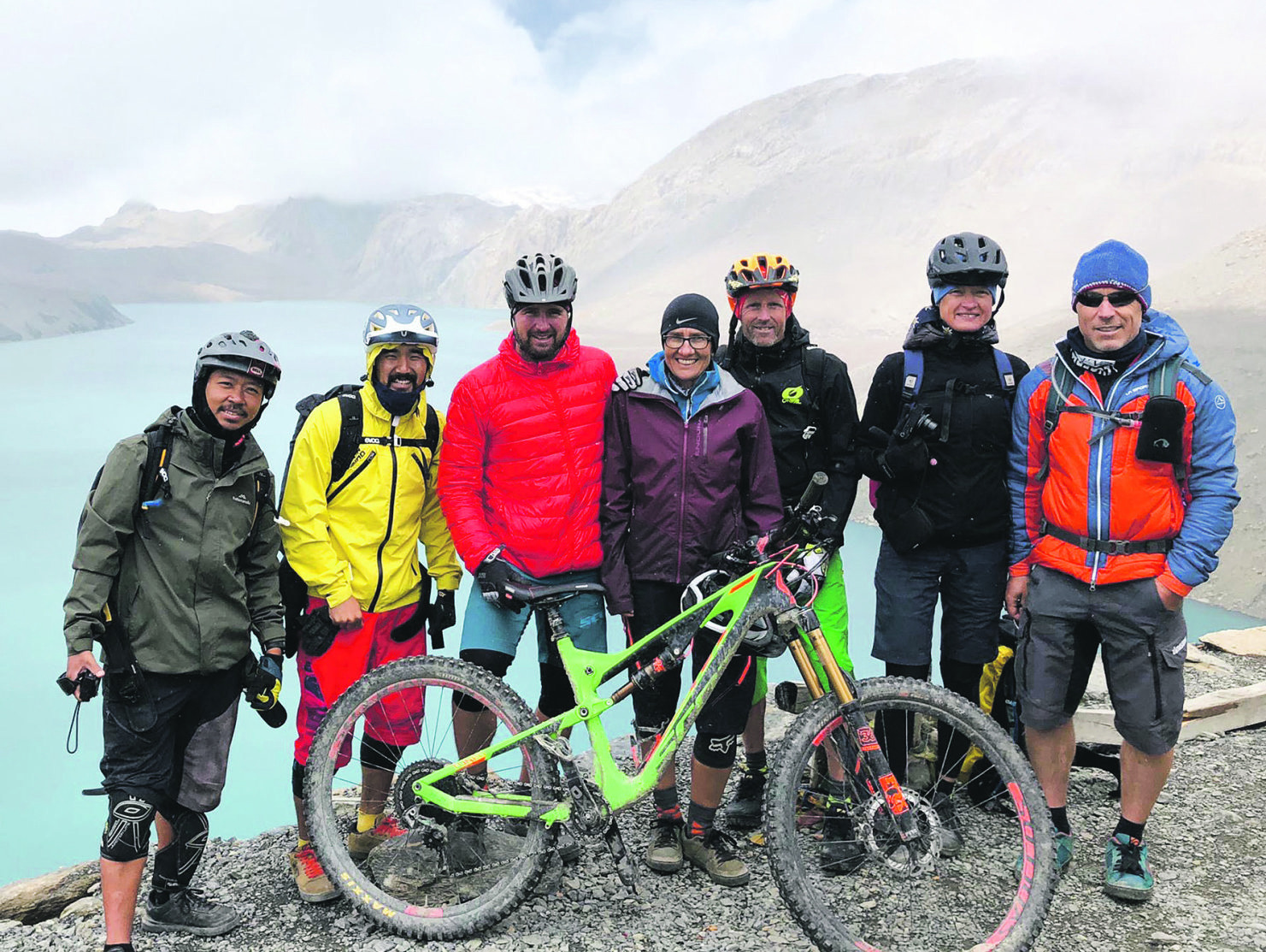 Ybriger Mountainbikegruppe auf dem höchsten Pass der Welt