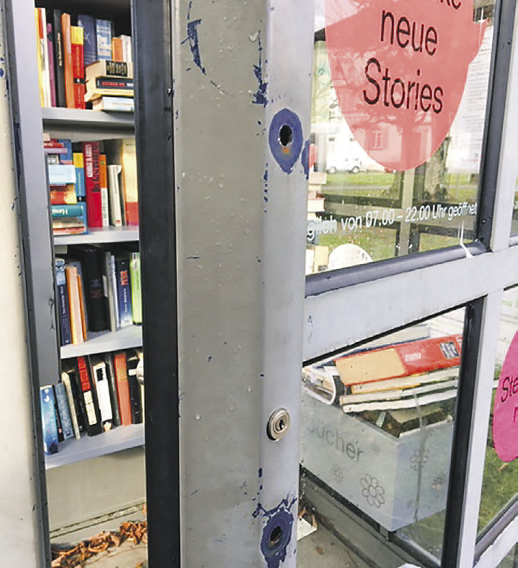 Vandalen machten sich an  Bücherschrank zu schaffen