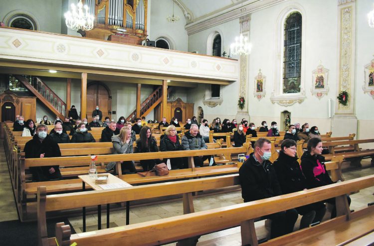 Kirchenbesucher auf drei  Gottesdienste verteilt