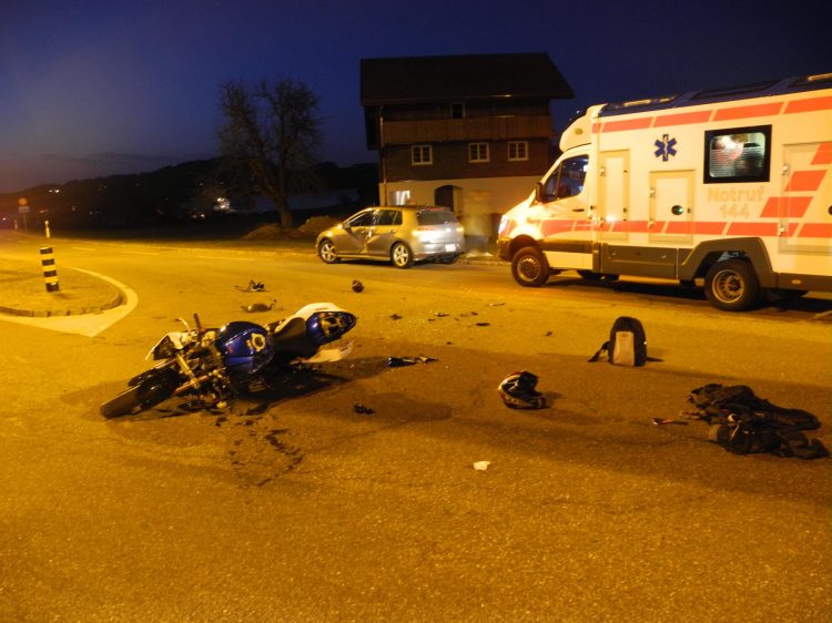 Einsiedeln: Motorradlenker bei Kollision erheblich verletzt