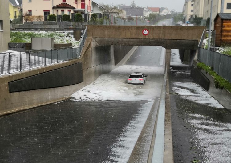 Einsiedeln: Kurzes aber heftiges Gewitter führte zu Überflutungen und Hagelschäden
