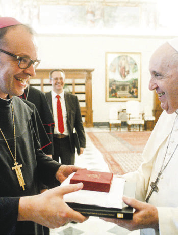 Im Rahmen des Ad-Limina-Besuches  der Schweizer Bischofskonferenz  konnte Abt Urban Federer  Papst Franziskus