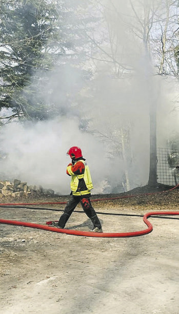 Altholzablagerungen in Brand geraten