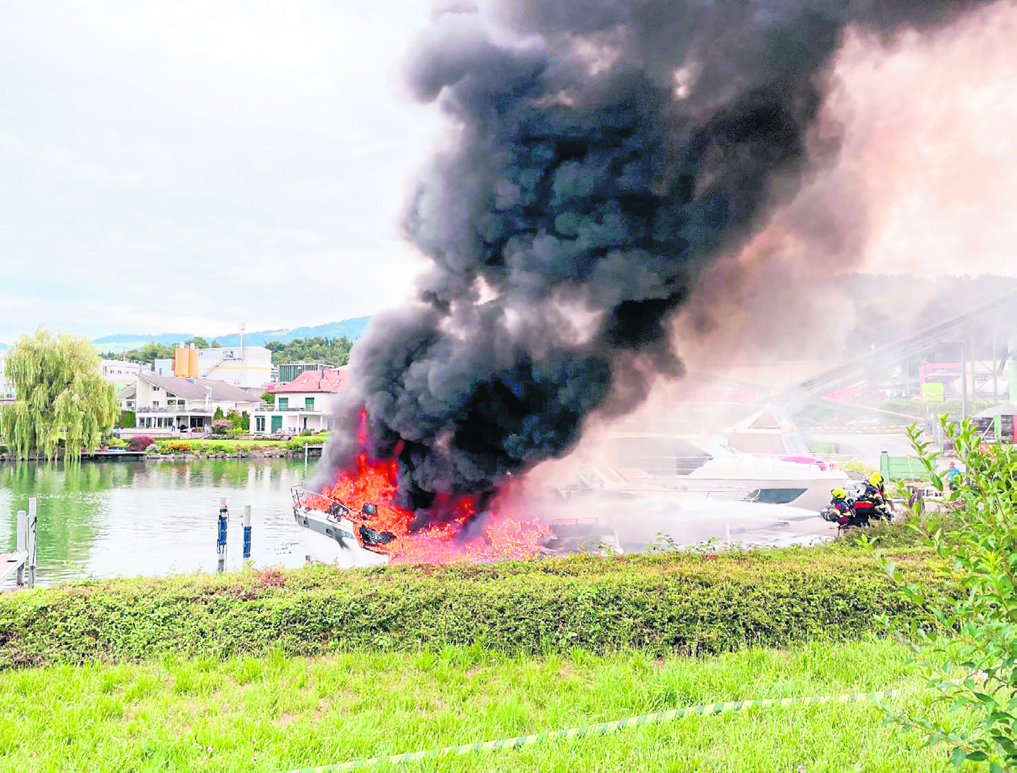 Brand im Hafen von Pfäffikon  zerstört drei Boote