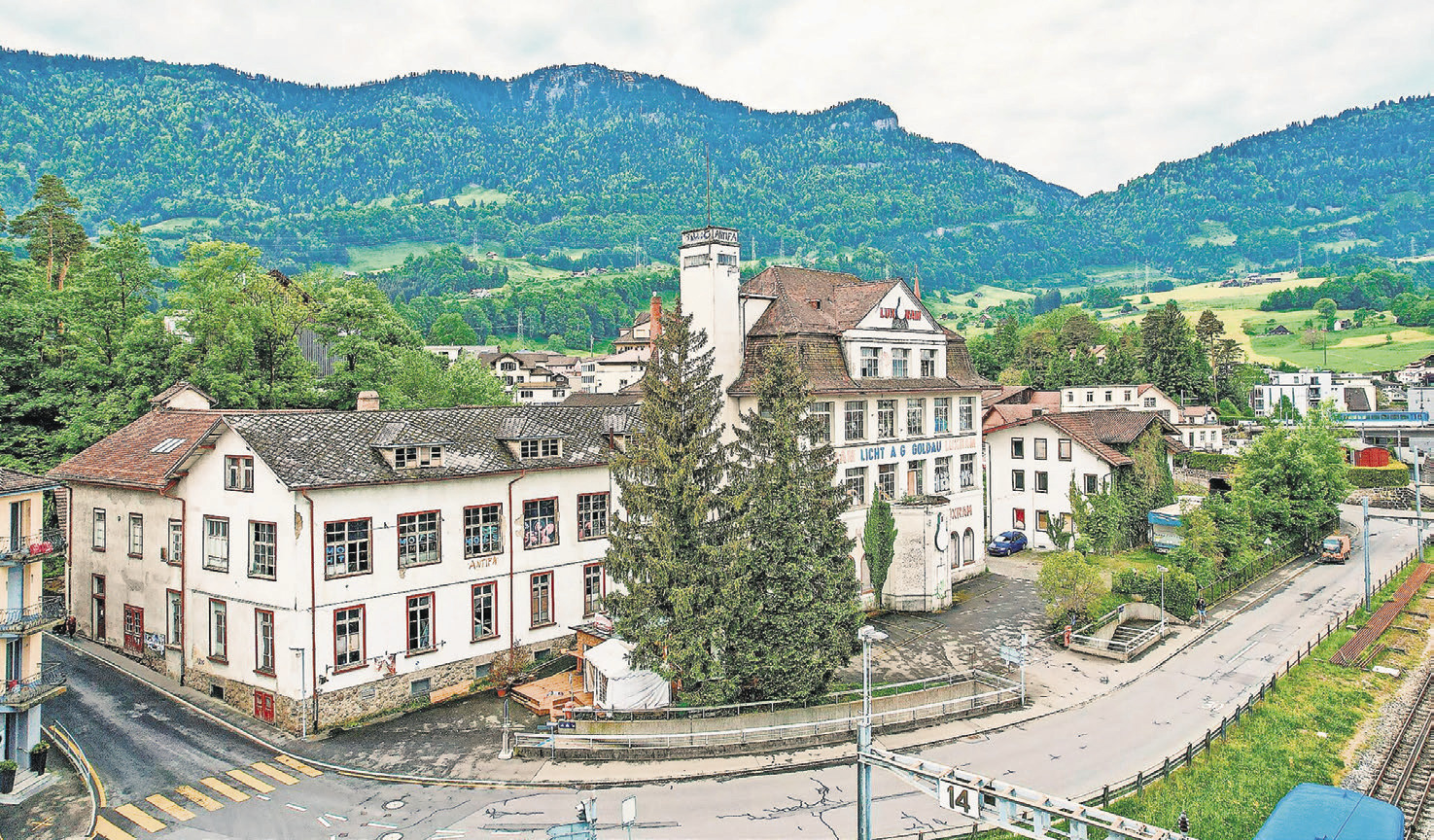 Luxram-Gebäude in Goldau:  Abriss-Bagger müssen noch warten